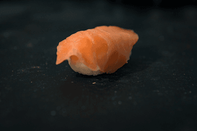 Нігірі з копченим лососем